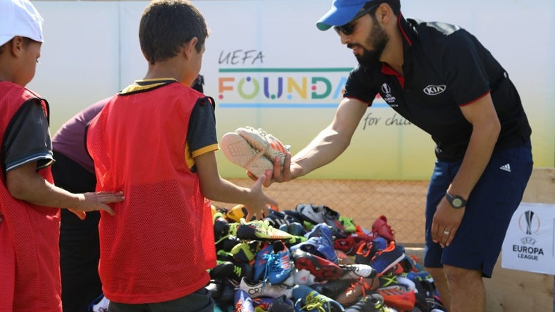 pares de botas de fútbol refugiados sirios